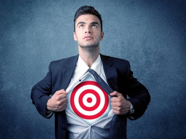 İş adamı göğsünde hedef işareti olan gömleğini yırtıyor.