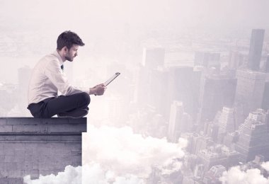 Satış elemanı şehrin sınırında oturuyor.