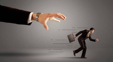 İş adamı büyük bir elden kaçıyor.