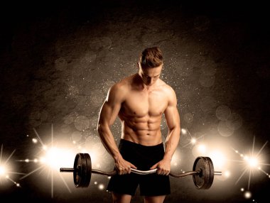 Güçlü seksi erkek vücut çalışıyor.