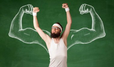 Sıska genç adam çalışıyor.