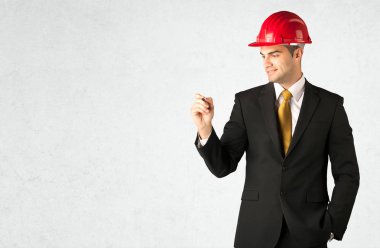 Boşlukta çizim yapan genç mimar