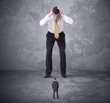 Büyük patron küçük iş arkadaşı arıyorum