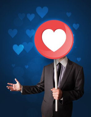 Kalp işareti tutan işadamı 