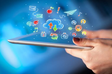 Tablet ile sosyal simgeler dokunmadan parmak