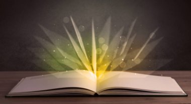 Kitap üzerinde sarı ışık 