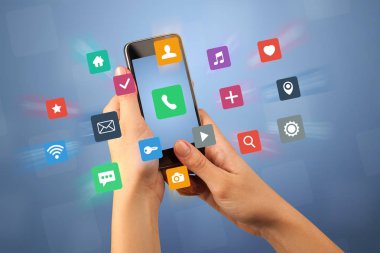 Akıllı telefon tutan bir kadın.