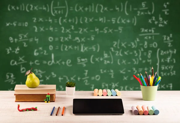 Aula de matemática da mesa da escola estudantil — Fotografia de Stock