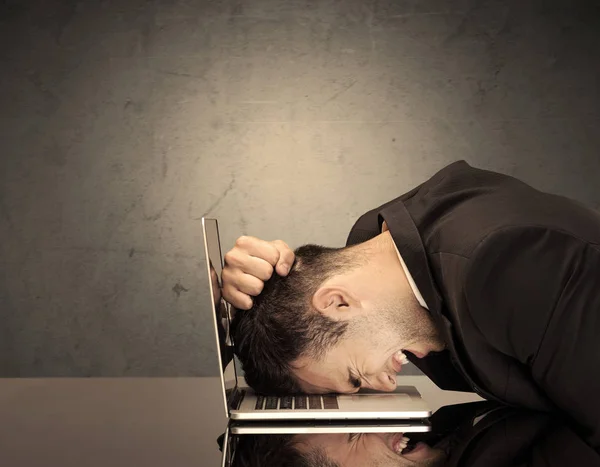 Frustrovaná hlava podnikatele na klávesnici — Stock fotografie