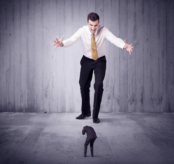 Büyük patron küçük iş adamına lokma atıyor.