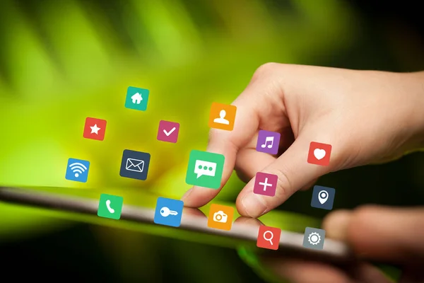 Palcami stykającymi się tablet za pomocą aplikacji — Zdjęcie stockowe