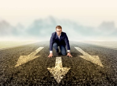 Hazır konumda diz çökmüş işadamı