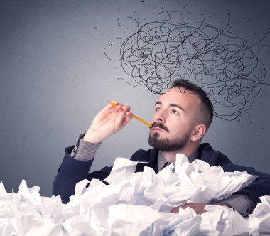 İşadamı buruşuk kağıt üzerinde