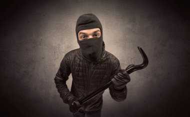 Hırsız aracı ile.