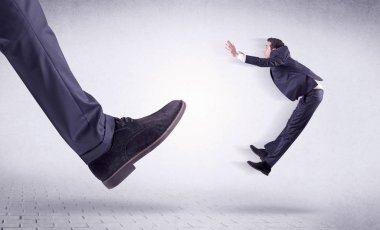 Genç bir işçi tarafından Koca ayak evden attı