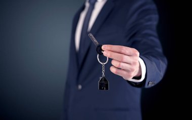 Genç adam el tuşları 