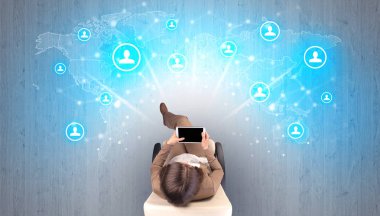 Sandalyede oturan kadın ile sosyal medya kavramı