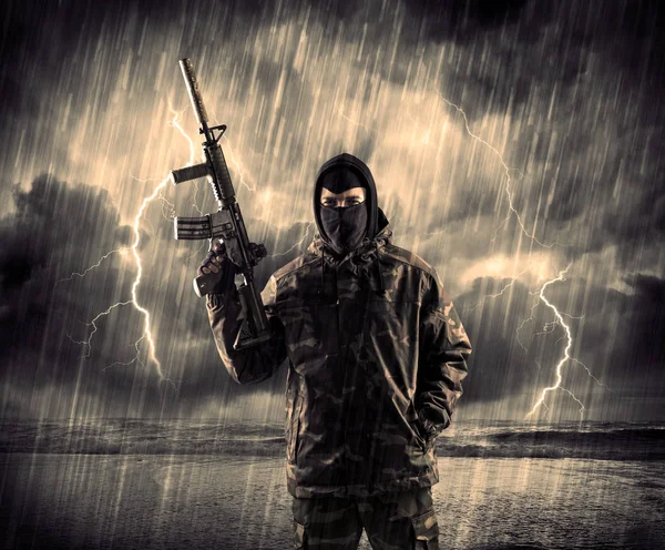 Terrorista armado perigoso com máscara e arma em uma tempestade wi — Fotografia de Stock