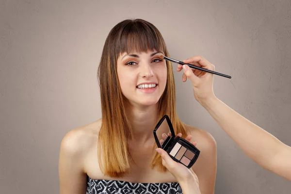 Porträtt av en ung kvinna på cosmetician — Stockfoto