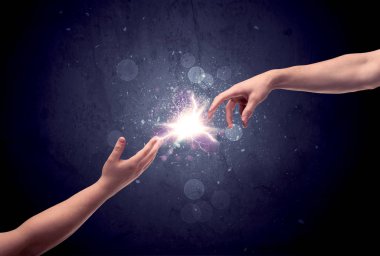 Elleri bir kıvılcım gibi parlıyor