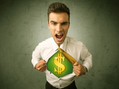 Gömleğini sandığının üstünde dolar işareti olan kapalı yırtılma işadamı