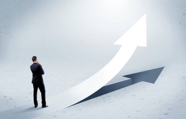 Ayakta satıcısıyla yukarıyı gösteren ok