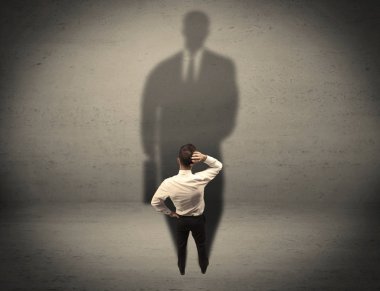 İş adamı büyük gölge kavramına bakıyor