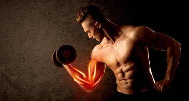 Formda vücut geliştirici, kırmızı kas konseptiyle ağırlık kaldırıyor.