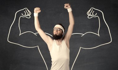 Çekici kasları olan zayıf genç bir adam.