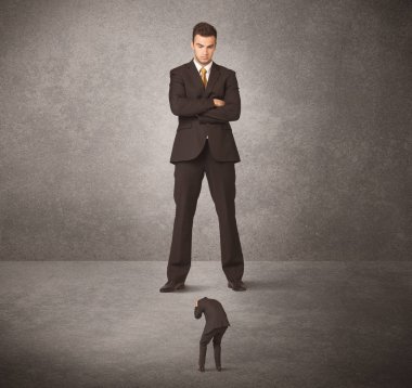 Büyük iş adamı küçük işçilere bakıyor.