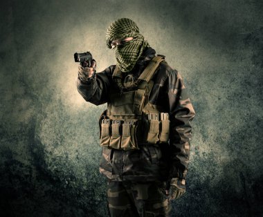 Eski adam Maskeli silahlı askerlerle portresi