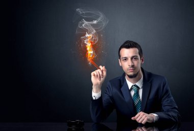 İş adamı sigara içiyor.