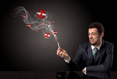 İş adamı sigara içiyor.