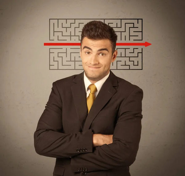 Gutaussehender Geschäftsmann löst Labyrinth — Stockfoto