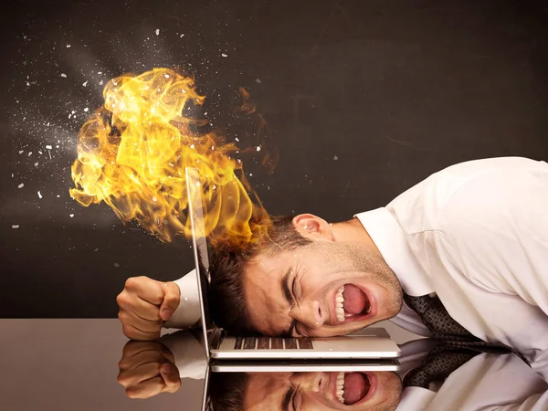 ストレスの多いビジネスマンの頭が燃えてる — ストック写真