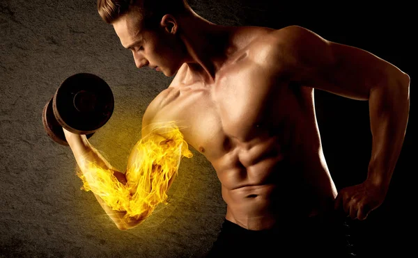 Kaslı vücut geliştirici alevli pazı konseptiyle ağırlık kaldırıyor.