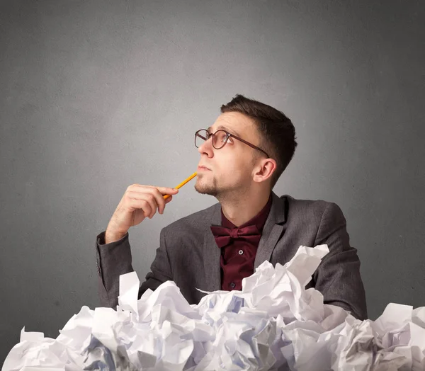 Zakenman achter verfrommeld papier — Stockfoto