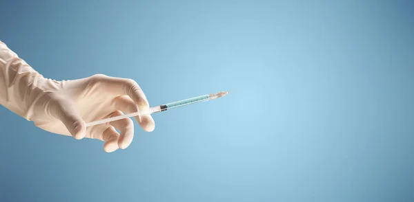 Médico fêmea segurando seringa — Fotografia de Stock