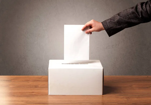 Caja de votación con voto de casting de persona —  Fotos de Stock
