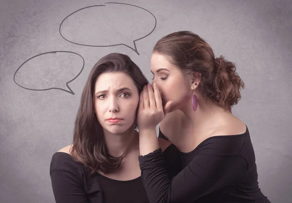 Meisje geheime dingen te vertellen aan haar vriendin — Stockfoto