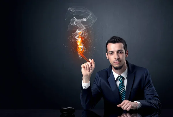 Egy üzletember cigarettázik. — Stock Fotó