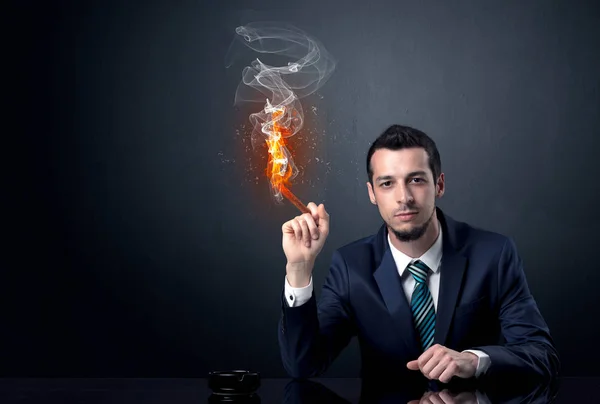 Empresário fumando um cigarro — Fotografia de Stock