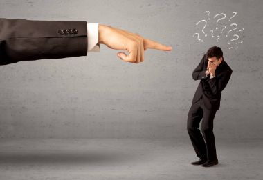 Kafası karışmış bir çalışan patrondan emir alıyor.