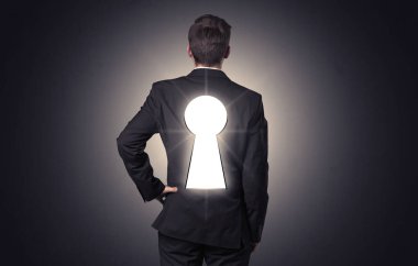 Sırtında siyah anahtar deliği ile ayakta adam