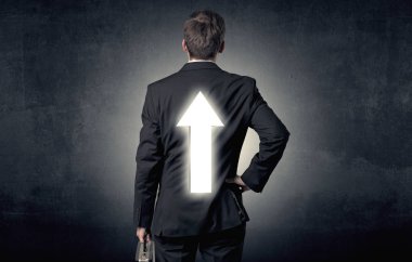 Genç işadamı ile ok sırtında duran