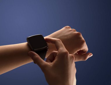 Balck smartwatch ekranlı el kadar kapatın