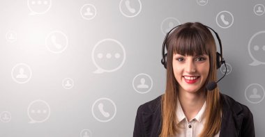 Genç kadın telemarketer