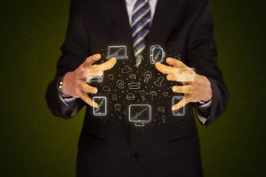 Ağ simgeleri tutan işadamı