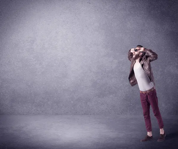 Modemodel schreit im leeren Raum — Stockfoto