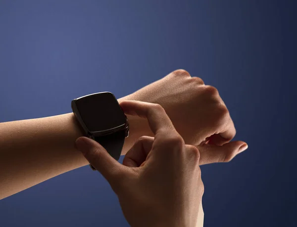 Närbild kvinnliga hand med balck smartwatch skärm — Stockfoto